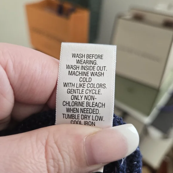 Croft And Barrow Women's V Neck Sweater - Picture 4 of 5